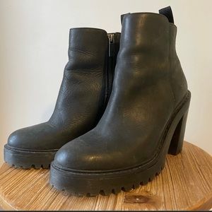 Dr. Marten Magdalena heeled Chelsea boots